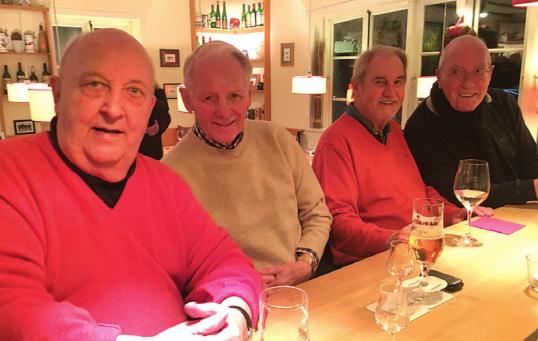 Geselliger Austausch am Tresen im „Rudolph“: Harald, Peter, Uwe und Dieter