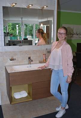 Holzoptiken sind nicht nur bei Bodenfliesen gefragt, auch Badezimmermöbel wirken so edel und gemütlich: Alina Fydrich zeigt ein Exemplar in der Ausstellung Holzoptiken sind nicht nur bei Bodenfliesen gefragt, auch Badezimmermöbel wirken so edel und gemütlich: Alina Fydrich zeigt ein Exemplar in der Ausstellung