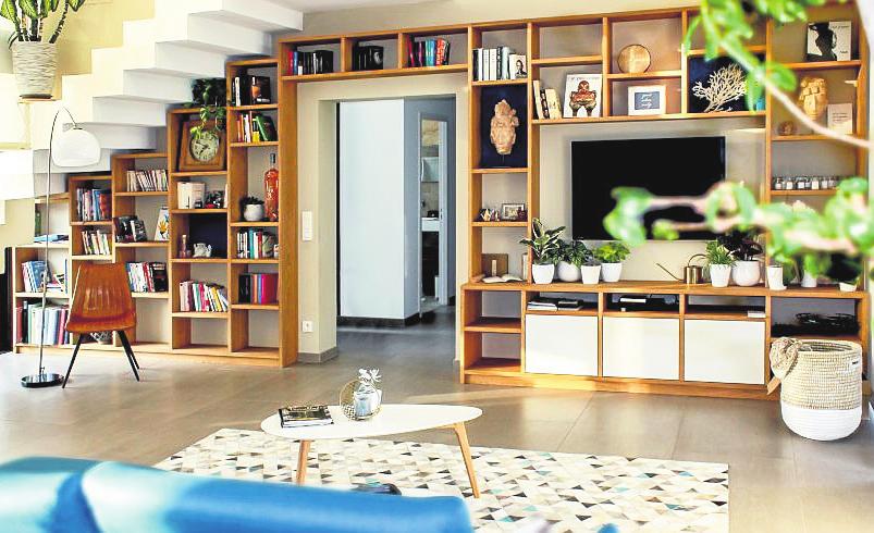 Ein Regal, das an Treppe und Tür angepasst worden ist. FOTO: PICKAWOO Ein Regal, das an Treppe und Tür angepasst worden ist. FOTO: PICKAWOO