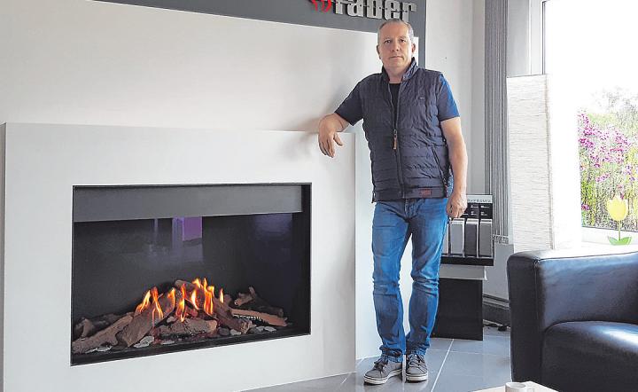 Moderne Gaskamine sind nicht nur praktisch, sondern auch ein optischer Blickfang, sagt Lutz Sauerbier. Doch auch hier garantiert nur die Wartung durch einen Fachmann für Sicherheit Foto: cs Moderne Gaskamine sind nicht nur praktisch, sondern auch ein optischer Blickfang, sagt Lutz Sauerbier. Doch auch hier garantiert nur die Wartung durch einen Fachmann für Sicherheit Foto: cs