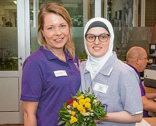 Juliane Holtz (l.) gratuliert Mubina Hadzic, die gerade die praktische Prüfung zur Altenpflegerin bestanden hat Foto: Umsorgt wohnen Juliane Holtz (l.) gratuliert Mubina Hadzic, die gerade die praktische Prüfung zur Altenpflegerin bestanden hat Foto: Umsorgt wohnen