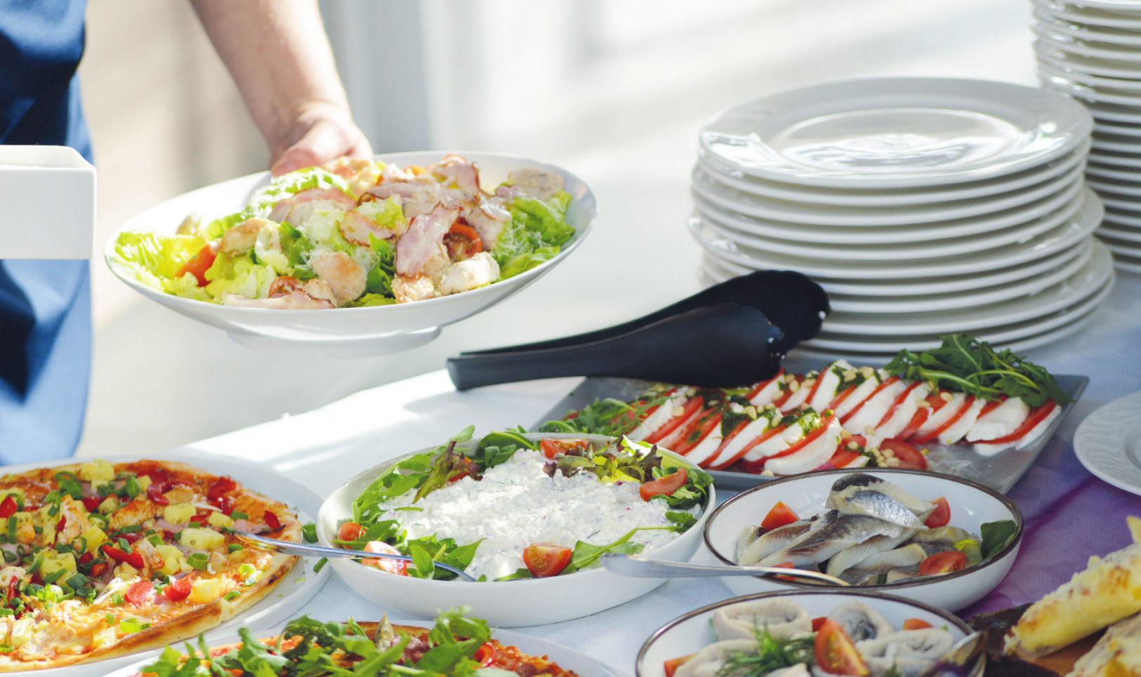 Frühstück und Mittagsmahl, das ist ein Brunch und entsprechend vielfältig darf auch die Auswahl sein. Warme Gerichte gehören ebenso dazu wie Salate sowie Wurst und Käse. Auch fruchtige Smoothies dürfen gern als Getränke bei einem Brunch-Büfett aufgetischt werden Fotos: Pixabay Frühstück und Mittagsmahl, das ist ein Brunch und entsprechend vielfältig darf auch die Auswahl sein. Warme Gerichte gehören ebenso dazu wie Salate sowie Wurst und Käse. Auch fruchtige Smoothies dürfen gern als Getränke bei einem Brunch-Büfett aufgetischt werden Fotos: Pixabay