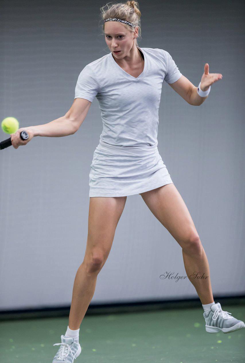 Gitte Möller (TuS Glinde) verlor knapp in Runde 1 gegen die an Position 8 gesetzte Juliane Triebe (BSV Berlin). Foto Holger Suhr Gitte Möller (TuS Glinde) verlor knapp in Runde 1 gegen die an Position 8 gesetzte Juliane Triebe (BSV Berlin). Foto Holger Suhr