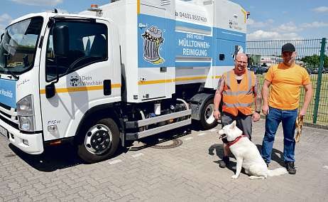 Mitarbeiter Torsten Bassitta (l.) und Klaus Bernd Panzer sorgen mit ihrem Spezial-Lkw für saubere Mülltonnen Foto: Klein Mitarbeiter Torsten Bassitta (l.) und Klaus Bernd Panzer sorgen mit ihrem Spezial-Lkw für saubere Mülltonnen Foto: Klein