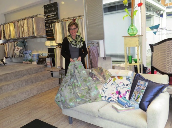 Anne Heuermann präsentiert den neuen Trend: florale Stoffdesigns
