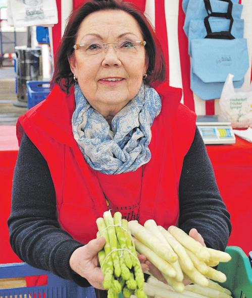 Sieglinde Lehmann bietet frischen Spargel bei Bolhuis an Foto: Tina Jordan Sieglinde Lehmann bietet frischen Spargel bei Bolhuis an Foto: Tina Jordan