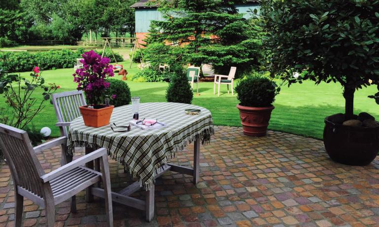 Gepflasterte Terrasse