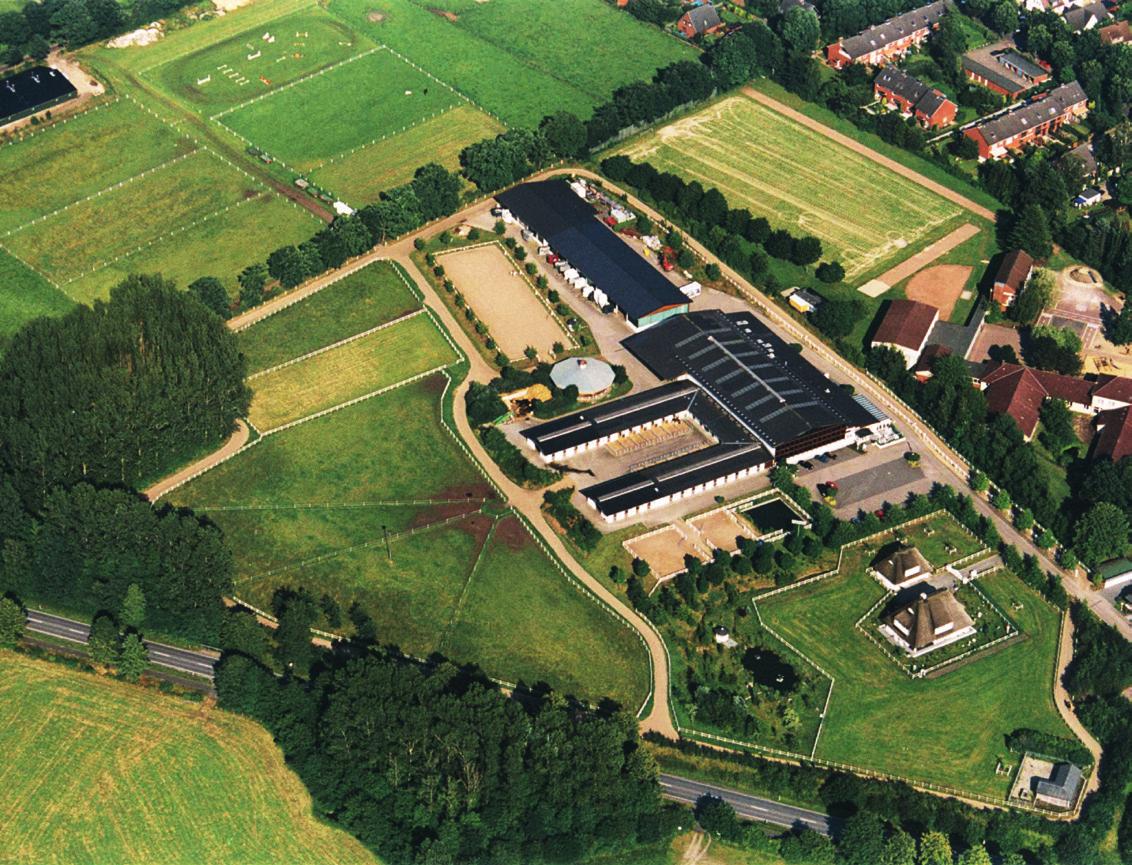 Zur Anlage gehören ein hervorragend hergerichteter Außenreitplatz (u.) luftige Außenboxen, eine große Halle und schöne Sommerweiden Fotos: Lange Zur Anlage gehören ein hervorragend hergerichteter Außenreitplatz (u.) luftige Außenboxen, eine große Halle und schöne Sommerweiden Fotos: Lange