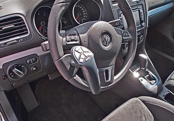 Mit dem ASP-Commander können Fahrer Funktionen wie Scheibenwischer, Blinker oder Beleuchtung einfach und sicher bedienen und behalten dabei die volle Kontrolle über das Lenkrad Mit dem ASP-Commander können Fahrer Funktionen wie Scheibenwischer, Blinker oder Beleuchtung einfach und sicher bedienen und behalten dabei die volle Kontrolle über das Lenkrad