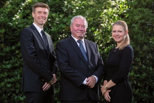 André Bade, Hans-Wilhelm Bade und Nina Holena, geb. Bade.FOTO: ROLAND MAGUNIA
