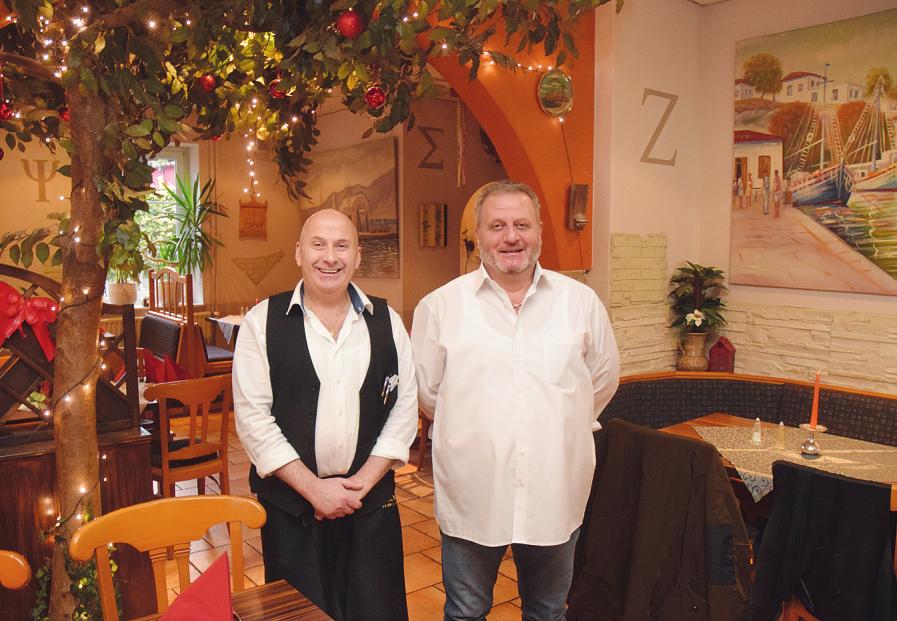 Der Inhaber des Rellinger Restaurants „Rhodos“, Jiannis Geitsidis (rechts), sorgt mit seinem Team für gutes Essen und einen angenehme Atmosphäre in seinem griechischen Lokal Foto: Klein Der Inhaber des Rellinger Restaurants „Rhodos“, Jiannis Geitsidis (rechts), sorgt mit seinem Team für gutes Essen und einen angenehme Atmosphäre in seinem griechischen Lokal Foto: Klein