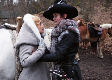 Komtess Ebba Sparre (Sarah Gadon) und Königin Kristina (Malin Buska)