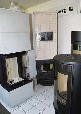 Es gibt eine große Auswahl an Kamin- und Kachelöfen wie hinten das Friesenmodell in der Brose-Ausstellung Es gibt eine große Auswahl an Kamin- und Kachelöfen wie hinten das Friesenmodell in der Brose-Ausstellung