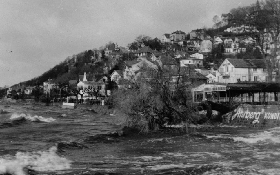 1962 am Strandweg: Land unter – aber das war nichts gegen die Schäden in Moorburg, York und den Marschlanden FOTO: DR. MED. FORKELX