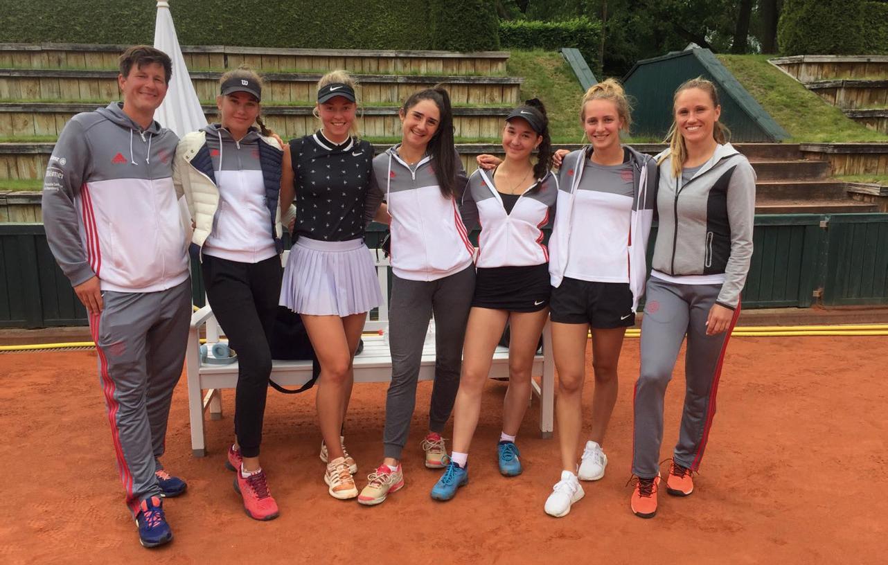 Mit dem Club an der Alster spielt Eva in der 2. Bundesliga u.a. mit Carina und Jennifer Witthöft und ihrer Schwester Lisa, links Coach Matthias Kolbe.  Foto Holger Suhr Mit dem Club an der Alster spielt Eva in der 2. Bundesliga u.a. mit Carina und Jennifer Witthöft und ihrer Schwester Lisa, links Coach Matthias Kolbe.  Foto Holger Suhr