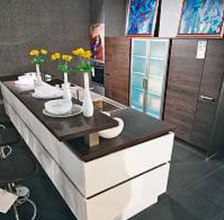 Küche in mattem Weiß mit dunkler Arbeitsplatte inkl. Bosch-Geräte. 8999 Euro, Austeller, individuel planbar Küche in mattem Weiß mit dunkler Arbeitsplatte inkl. Bosch-Geräte. 8999 Euro, Austeller, individuel planbar