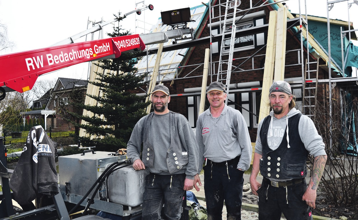 Marco Dietz (v. l.), Dachdeckermeister Reiner Wötzke und Uwe Roggenbuck von RW Bedachung sorgen für Ihr neues Dach: Dazu gehört auch eine effektive Dämmung, um Energie zu sparen Marco Dietz (v. l.), Dachdeckermeister Reiner Wötzke und Uwe Roggenbuck von RW Bedachung sorgen für Ihr neues Dach: Dazu gehört auch eine effektive Dämmung, um Energie zu sparen