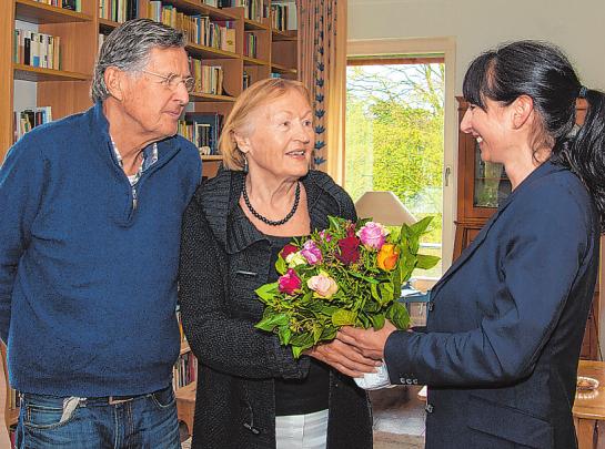 Marianne und Johann Prien haben sich in ihrer neuen Wohnung gut eingelebt. Nicole Mielke hat Blumen mitgebrach Foto: Umsorgt wohnen Marianne und Johann Prien haben sich in ihrer neuen Wohnung gut eingelebt. Nicole Mielke hat Blumen mitgebrach Foto: Umsorgt wohnen