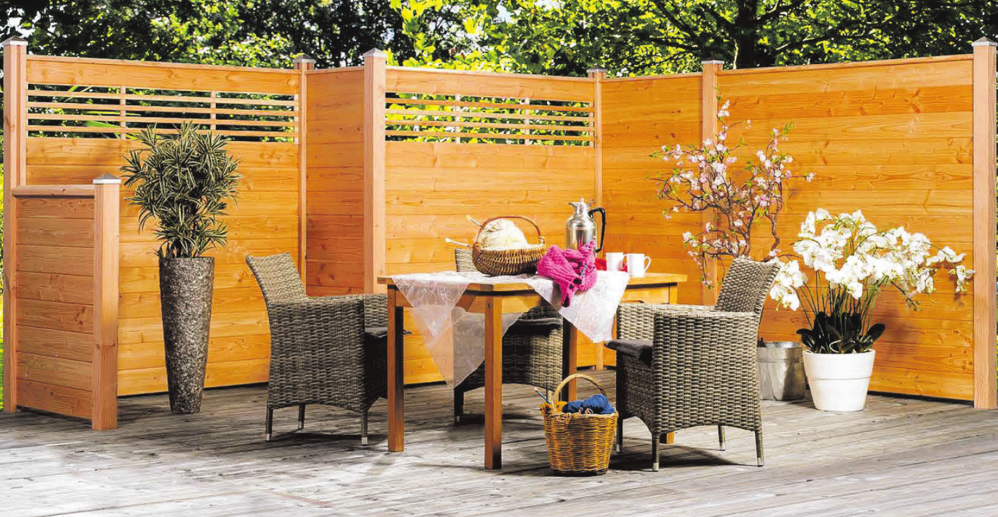 Sichtschutzzäune aus Massivholz schaffen gemütliche, windstille Ecken Foto: Scheerer/HolzLand H. Wulf Sichtschutzzäune aus Massivholz schaffen gemütliche, windstille Ecken Foto: Scheerer/HolzLand H. Wulf
