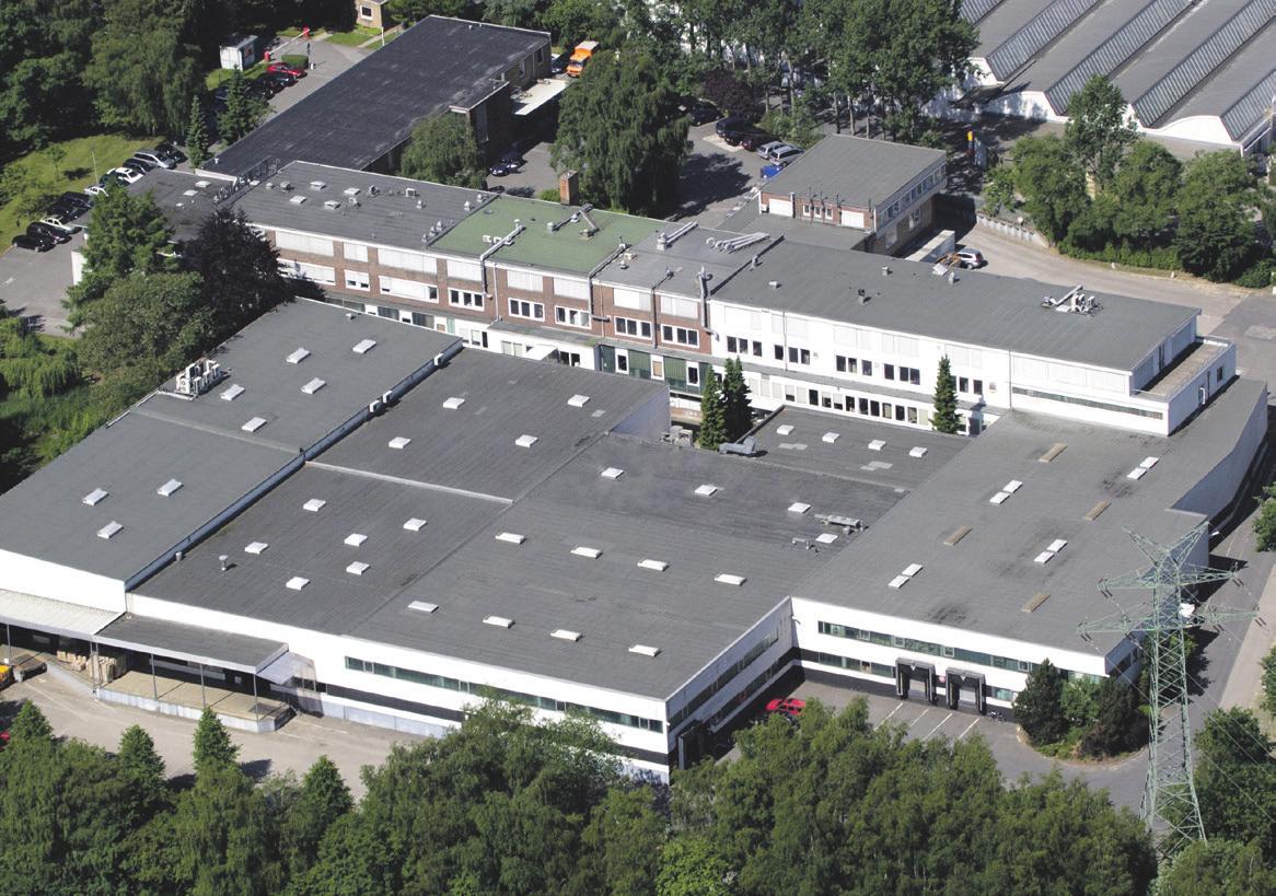 Noch produziert die neue Tetenal auf dem 30.000 Quadratmeter großen Gewerbegrundstück. Doch von den riesigen Lager- und Büroflächen wird nur ein kleiner Teil benötigt. Deshalb sucht die Geschäftsführung nach einer neuen Fläche.   Noch produziert die neue Tetenal auf dem 30.000 Quadratmeter großen Gewerbegrundstück. Doch von den riesigen Lager- und Büroflächen wird nur ein kleiner Teil benötigt. Deshalb sucht die Geschäftsführung nach einer neuen Fläche.
