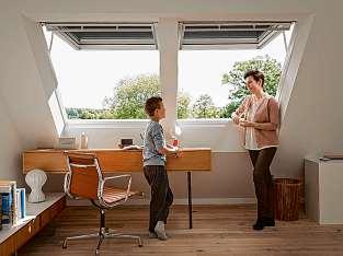 Mit dem 45-Grad-Öffnungswinkel ermöglicht das Klapp-Schwingfenster einen großzügigen, balkonähnlichen Ausblick. Foto: djd/Velux Mit dem 45-Grad-Öffnungswinkel ermöglicht das Klapp-Schwingfenster einen großzügigen, balkonähnlichen Ausblick. Foto: djd/Velux