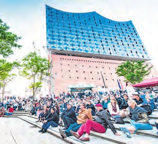 Klassische Klänge auf der Freiluftbühne vor der Elphi. Foto: Nicole Zaddach Klassische Klänge auf der Freiluftbühne vor der Elphi. Foto: Nicole Zaddach