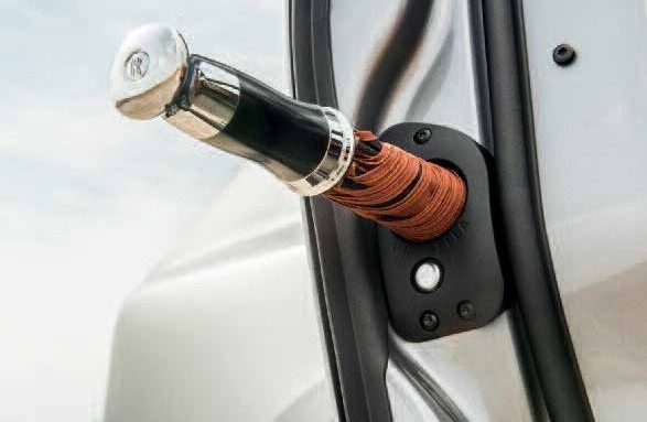 Serienmäßig verfügbar: Ein Regenschirm, passend zur Innenausstattung, der mit Hilfe der Motorenwärme auch gleich wieder getrocknet wird. Fotos: James Lipman/jameslipman.com Serienmäßig verfügbar: Ein Regenschirm, passend zur Innenausstattung, der mit Hilfe der Motorenwärme auch gleich wieder getrocknet wird. Fotos: James Lipman/jameslipman.com