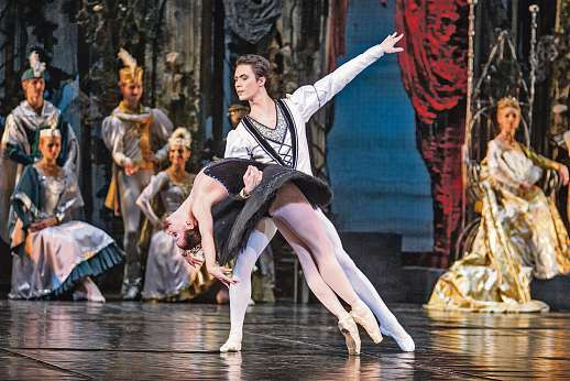 Sie gehören zu den Besten der Besten: Preisgekrönte Gewinner internationaler Tanzwettbewerbe tanzen in Hamburg den Schwanensee Sie gehören zu den Besten der Besten: Preisgekrönte Gewinner internationaler Tanzwettbewerbe tanzen in Hamburg den Schwanensee