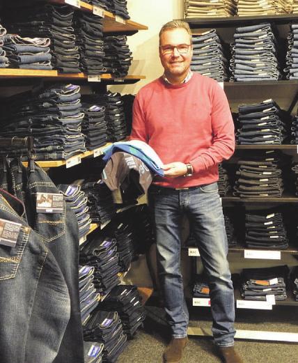 WABA Inhaber Oliver Wamberski präsentiert T-Shirts aus der aktuellen Herrenkollektion. WABA Inhaber Oliver Wamberski präsentiert T-Shirts aus der aktuellen Herrenkollektion.