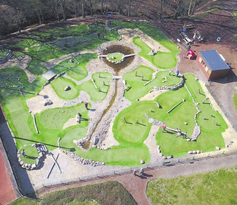 Gespielt wird – idyllisch an einem Wald nahe dem Großensee gelegen – auf einer 18-Loch-Anlage, die im Mai 2016 als Kunstrasenplatz angelegt worden ist Foto: pr Gespielt wird – idyllisch an einem Wald nahe dem Großensee gelegen – auf einer 18-Loch-Anlage, die im Mai 2016 als Kunstrasenplatz angelegt worden ist Foto: pr