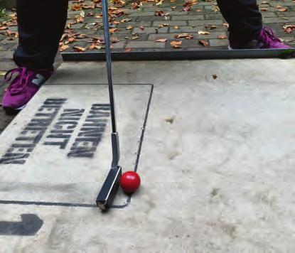Stabil stehen: Am besten stehen die Füße bei leicht gebeugten Knien fest auf dem Boden und etwa schulterbreit auseinander. Der Ball bildet mit den Füßen ein gleichschenkliges Dreieck. Die Fußstellung sollte immer parallel zur Schlagrichtung sein   Stabil stehen: Am besten stehen die Füße bei leicht gebeugten Knien fest auf dem Boden und etwa schulterbreit auseinander. Der Ball bildet mit den Füßen ein gleichschenkliges Dreieck. Die Fußstellung sollte immer parallel zur Schlagrichtung sein