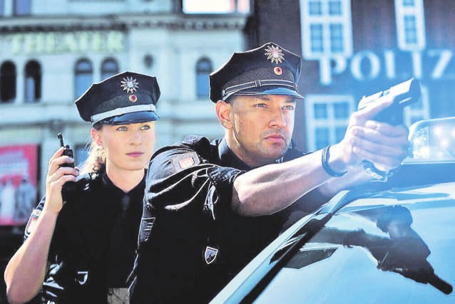 Mal sind es die kleinen Dramen, die der Alltag bereithält, mal ist es ein schwerer Unfall, mal ein kapitales Verbrechen: Die SCHUTZPOLIZEI muss die Situation sofort erfassen, flexibel reagieren und im kleinen Team koordiniert handeln. Mal sind es die kleinen Dramen, die der Alltag bereithält, mal ist es ein schwerer Unfall, mal ein kapitales Verbrechen: Die SCHUTZPOLIZEI muss die Situation sofort erfassen, flexibel reagieren und im kleinen Team koordiniert handeln.