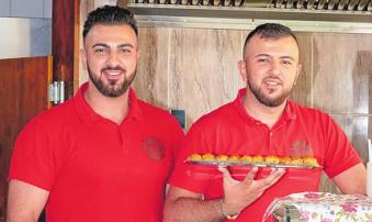 Inhaber Mehmet Akgüc und Bruder Ali Akgüc verwöhnen mit türkischen Spezialitäten. Foto: Kasdorff Inhaber Mehmet Akgüc und Bruder Ali Akgüc verwöhnen mit türkischen Spezialitäten. Foto: Kasdorff