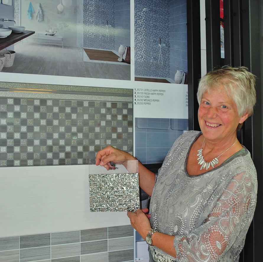 Bordüren und Mosaiksteine, die auf Netzen geklebt leicht verarbeitet werden können, sind das Spezialgebiet von Heidrun Kretzschmar Fotos: Tina Jordan Bordüren und Mosaiksteine, die auf Netzen geklebt leicht verarbeitet werden können, sind das Spezialgebiet von Heidrun Kretzschmar Fotos: Tina Jordan