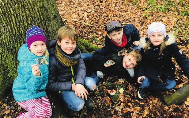 Mia (v. l.), Tom, Philip, Johannes und Emma sind mit dem Nest für den Stieglitz fertig Mia (v. l.), Tom, Philip, Johannes und Emma sind mit dem Nest für den Stieglitz fertig
