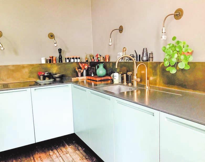 Quadratisches Waschbecken, edle Armaturen: Perfekt geplant ist auch die Küche Quadratisches Waschbecken, edle Armaturen: Perfekt geplant ist auch die Küche