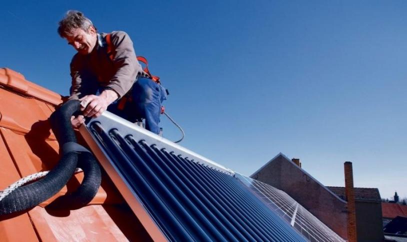 Die Solarwärmeanlage auf dem Dach wandelt Sonnenenergie direkt in Heizwärme um. Optimal dafür ist eine Dachneigung von 30 Grad und die Ausrichtung gen Süden, Foto: BDH Die Solarwärmeanlage auf dem Dach wandelt Sonnenenergie direkt in Heizwärme um. Optimal dafür ist eine Dachneigung von 30 Grad und die Ausrichtung gen Süden, Foto: BDH