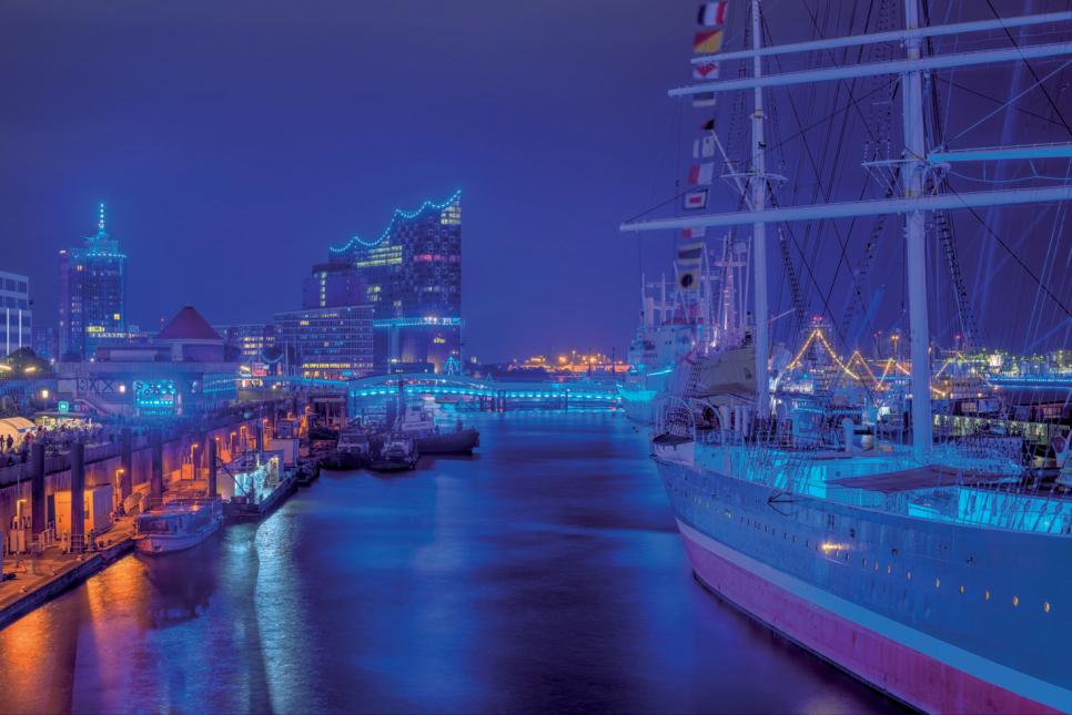 Die Cruise Days stehen in diesem Jahr vom 8. bis 10. September auf dem Programmzettel. Bilder des blau iliúminierten Hafens gehen rund um die Welt. Schon in den Monaten zuvor werden Kreuzfahrtschiffe wie die „Europa“ und „Mein Schiff 3“ in Hamburg festmachen. FOTO: BCSMEDIA.TIF