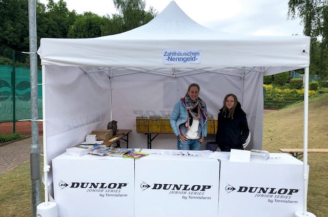 Im Zahlhäuschen: Die Bankiers Jessica Homburg (l.) und Marie Chikhi Im Zahlhäuschen: Die Bankiers Jessica Homburg (l.) und Marie Chikhi