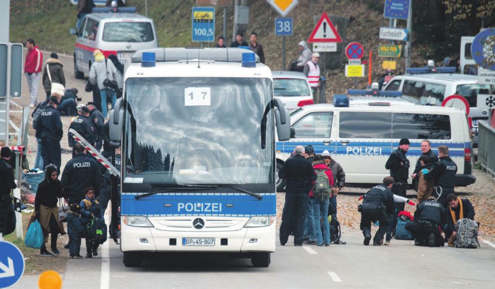 Am 4. September 2015 wurde die Bundespolizei auf Anweisung der Bundeskanzlerin vom Grenzschutz entbunden. Zehntausende Migranten strömten in ein ungeschütztes Land. Als am 13. September 2015 der Grenzschutz wieder in Kraft treten sollte, entschied die Regierung, diese Entscheidung zu vertagen. Nun kamen Hunderttausende, ehe Österreich und die Balkanstaaten die Massenmigration im März 2016 unterbanden. PICTURE ALLIANCE/DPA/ARMIN WEIGEL