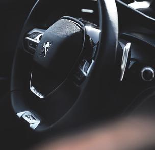 ...und ein Lenkrad der modernen Zeit Fotos: Peugeot ...und ein Lenkrad der modernen Zeit Fotos: Peugeot