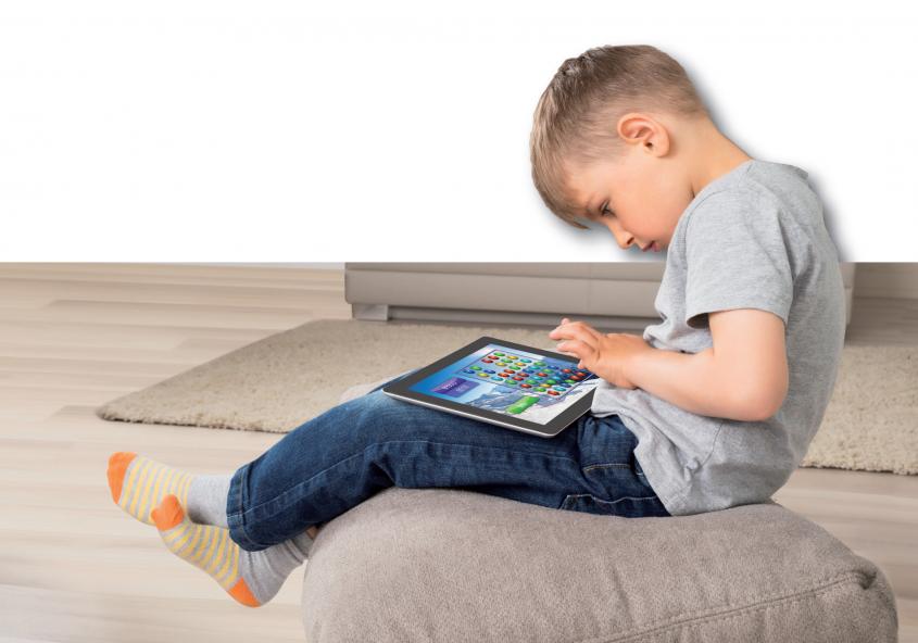 Fehlhaltung im Alltag versteckt: Tablet- und Handyspiele lenken von der verkrampften Haltung ab und die Schmerzen kommen erst später. FOTO: ANDREY POPOV_FOTOLIA.COM