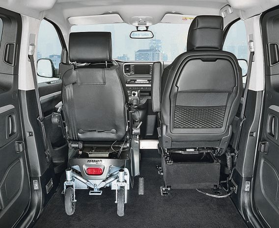Blick in den umgebauten Peugeot Traveller, der auf der Messe ausgestellt ist. Er bietet Rollstuhlfahrern besonders viel Bewegungsfreiheit Blick in den umgebauten Peugeot Traveller, der auf der Messe ausgestellt ist. Er bietet Rollstuhlfahrern besonders viel Bewegungsfreiheit