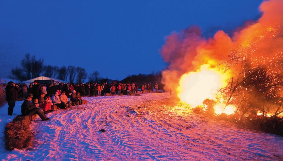 Was Hamburgern und südlichen Nachbarn das Osterfeuer, das ist Nordfriesen das Biikebrennen. KUR- UND TOURISMUSSERVICE PELLWORM