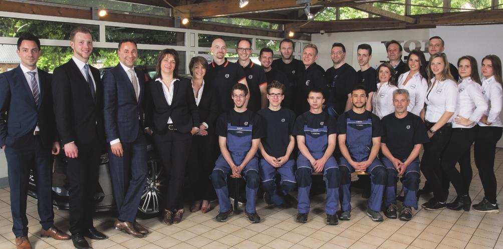 Seit zehn Jahren ein starkes Team für Norderstedt: die Mitarbeiter und Mitarbeiterinnen des Volvo-Autohauses B & E. Das Unternehmen wächst und wächst und hat gerade einen weiteren Standort in Schiffdorf-Spaden übernommen Foto: pr Seit zehn Jahren ein starkes Team für Norderstedt: die Mitarbeiter und Mitarbeiterinnen des Volvo-Autohauses B & E. Das Unternehmen wächst und wächst und hat gerade einen weiteren Standort in Schiffdorf-Spaden übernommen Foto: pr