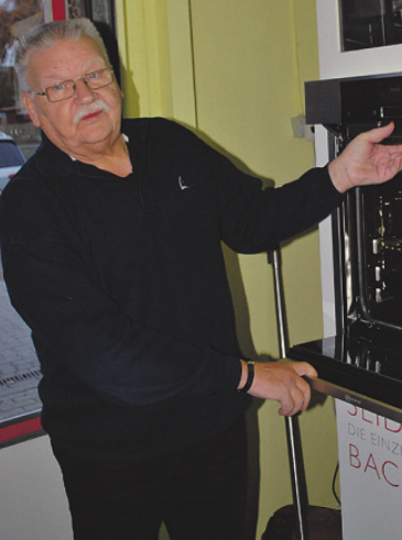 Siegfried Bolz zeigt einen energiesparenden Backofen mit versenkbarer Tür Fotos: jor Siegfried Bolz zeigt einen energiesparenden Backofen mit versenkbarer Tür Fotos: jor