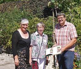 Martina Malzkorn (l.), Ilse Drews und Jörn Andresen bei der symbolischen Baumübergabe Martina Malzkorn (l.), Ilse Drews und Jörn Andresen bei der symbolischen Baumübergabe