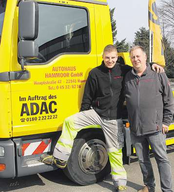 Jan Redmann (links) und sein Vater Klaus Bütow sind bei ihrer Arbeit fürs Autohaus Hammoor ein eingeschworenes Team und arbeiten Hand in Hand Foto: cs Jan Redmann (links) und sein Vater Klaus Bütow sind bei ihrer Arbeit fürs Autohaus Hammoor ein eingeschworenes Team und arbeiten Hand in Hand Foto: cs