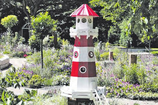 Im Küstengarten wachsen nicht nur maritime Gräser und Pflanzen, hier steht sogar ein rot-weißer Leuchtturm inmitten der Szenerie Im Küstengarten wachsen nicht nur maritime Gräser und Pflanzen, hier steht sogar ein rot-weißer Leuchtturm inmitten der Szenerie