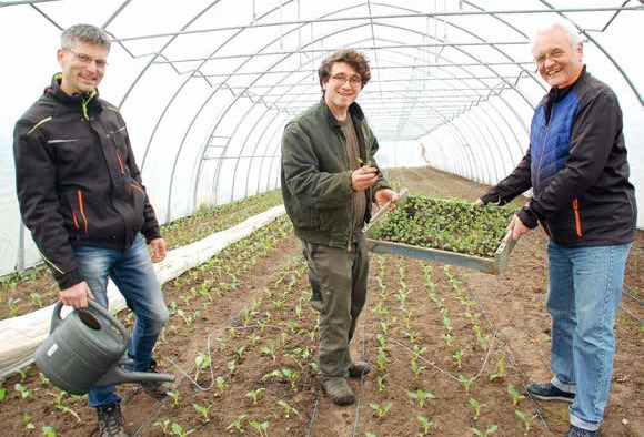 Die Biobauern Matthias Keßler (links) und Wolfgang Gerull (rechts) mit Gärtner Cody Jolly auf dem Biohof Quellen in Wistedt Foto: Laudien Die Biobauern Matthias Keßler (links) und Wolfgang Gerull (rechts) mit Gärtner Cody Jolly auf dem Biohof Quellen in Wistedt Foto: Laudien